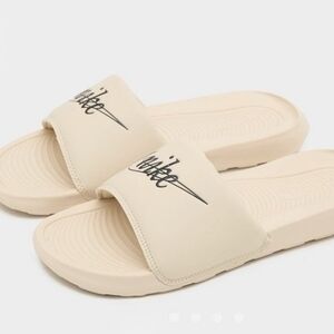 BNWT Nike Women's Victori One Slide 7 Sand Drift Beige Script Logo Sporty Casual